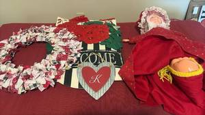 lot 2122 image: 3 in 1 Topsy Turvy Doll and Assorted Decor