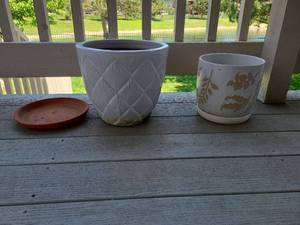 lot 4001 image: Flower pots and saucer