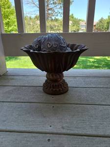 lot 4002 image: Metal Petesal Full of Decor