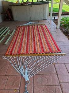 lot 4003 image: Hammock with green metal stand