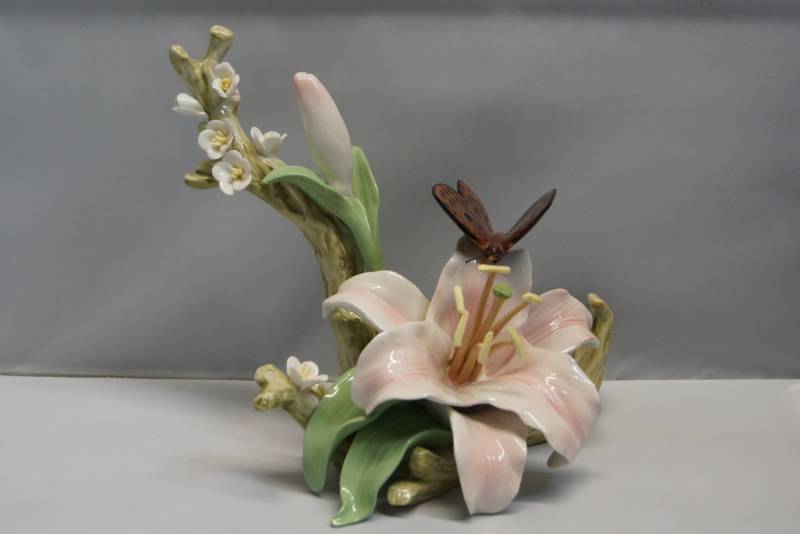 lot 273 image: BEAUTIFUL DETAIL Vintage Monarch Butterfly on Lily Flower, Porcelain Figurine