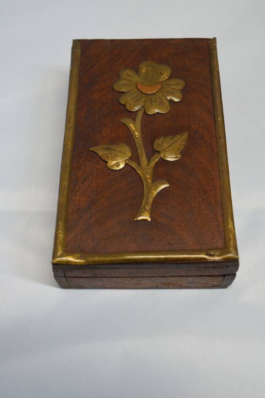 lot 280 image: Wood and Brass Vintage Jewelry or Keepsake Box