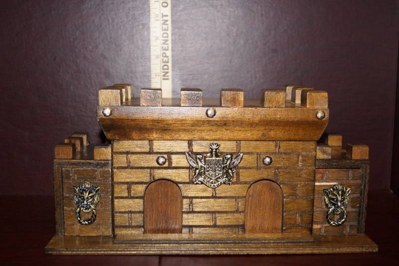 lot 285 image: COOL Vintage Castle Jewelry Box