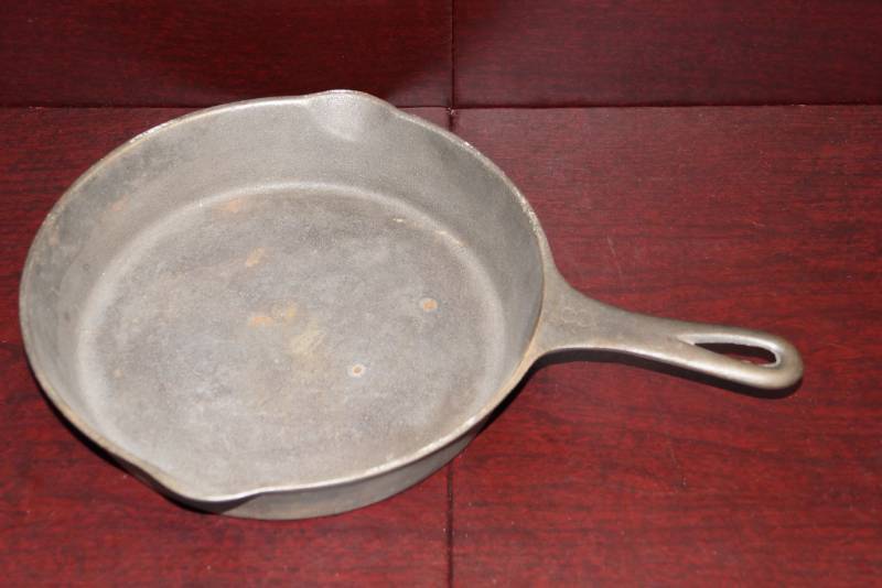 lot 300 image: 10.5 inch Cast Iron Skillet