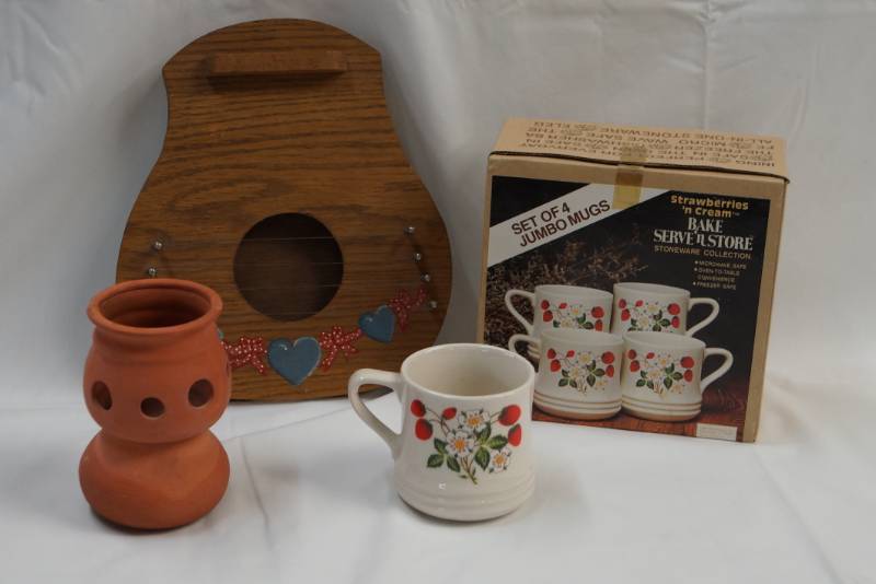 lot 306 image: NEW Jumbo Bake, Serve & Store Mugs  Bonus