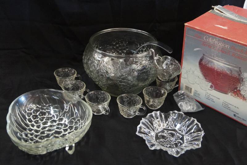 lot 311 image: Vintage Celebration 18 Piece Punch Bowl Set  Bonus