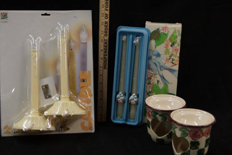 lot 319 image: Vintage Electric Candle, Avon Love Birds, & a 1995 Collectible Candle Holder