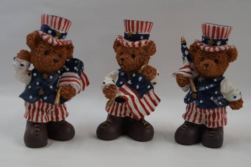 lot 370 image: 3 Adorable Patriotic Bears