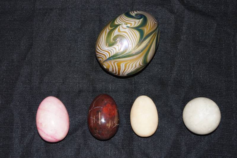lot 385 image: 5 Collectible & Decorative Eggs  Marble and Other Materials