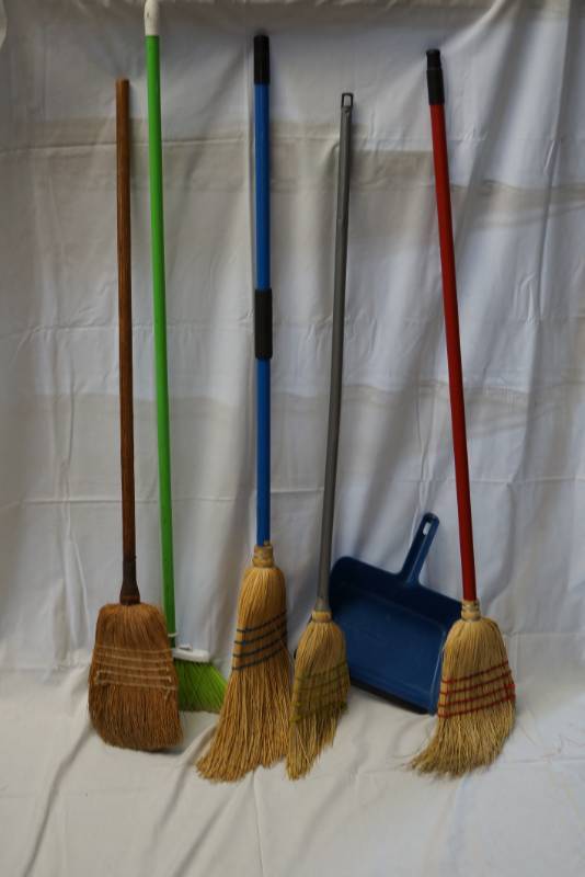 lot 406 image: Lot of 5 Brooms