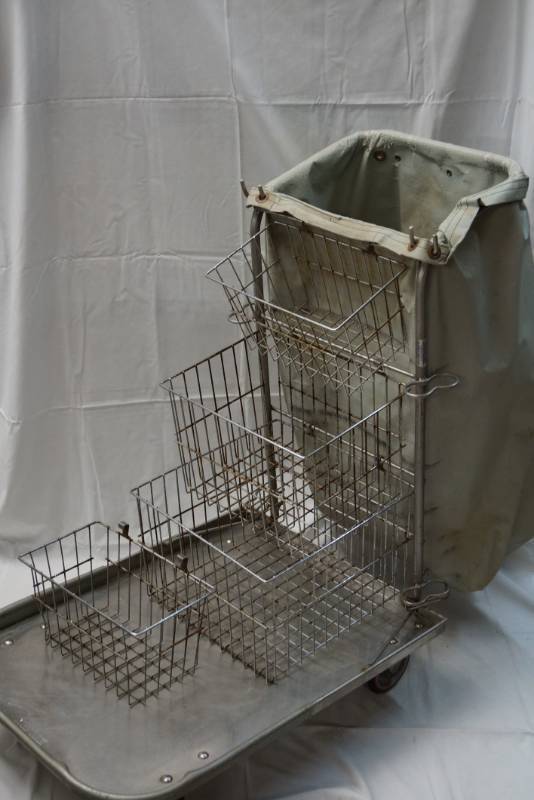 lot 418 image: Royce Rolls Ringer Co.  Janitorial  Housekeeping Platform Cart