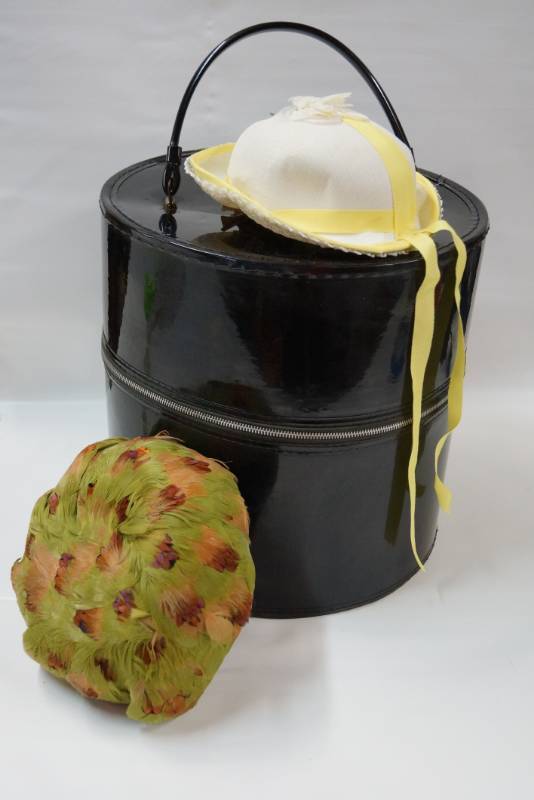 lot 429 image: Vintage Hat Box  Wig Case & 2 Vintage Ladies Hats
