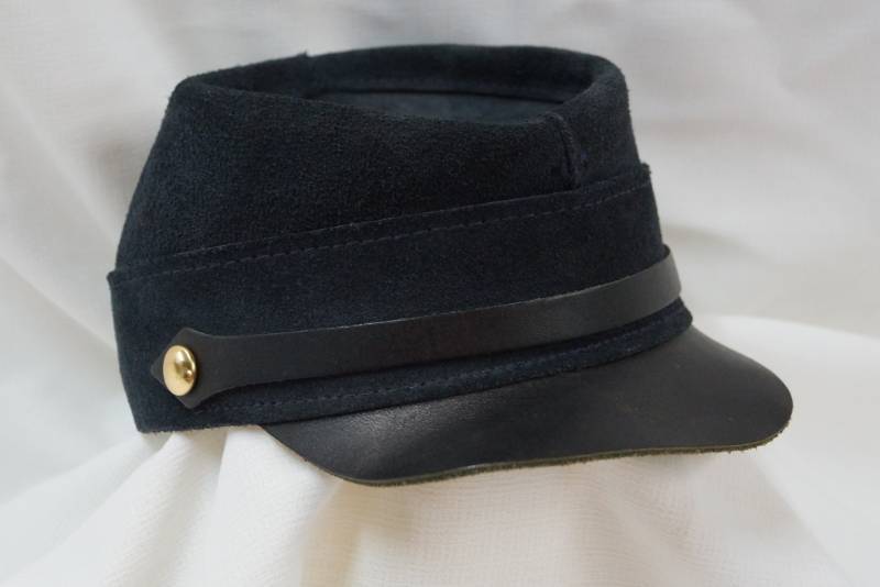 lot 432 image: Reproduction Henschel Civil War Union Army Uniform  Cap- Hat  Leather  Size M
