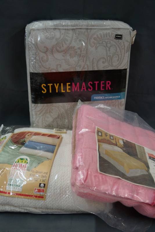 lot 443 image: NEW Vintage Style Master - King Size Bedspread  2 Thermal Blankets