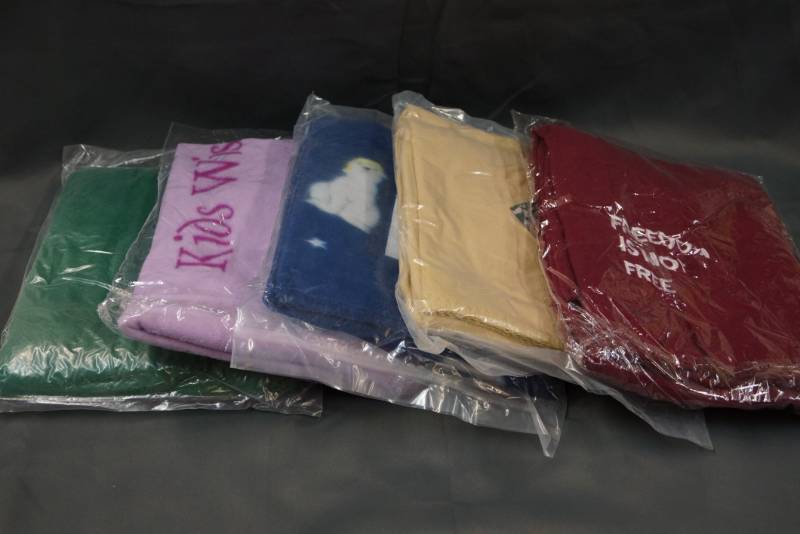 lot 444 image: NEW 5 Small Fleece Blankets