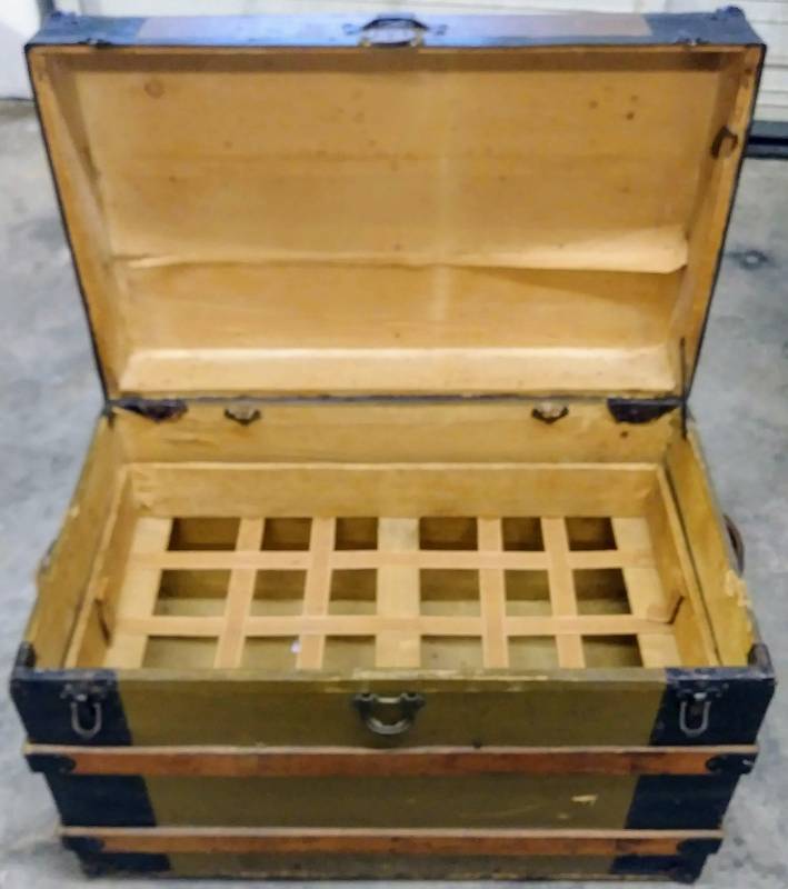 lot 462 image: Vintage Antique Steamer Style Trunk-  WITH TRAY