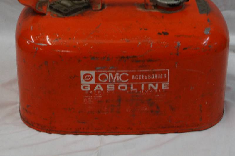 lot 469 image: Metal Boat Gas Tank OMC- Vintage Decor or Use it