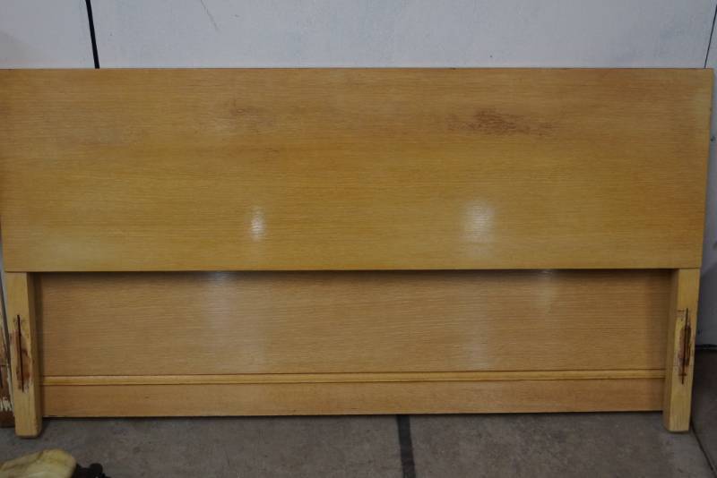 lot 479 image: Vintage Blonde Head and Foot Board Set