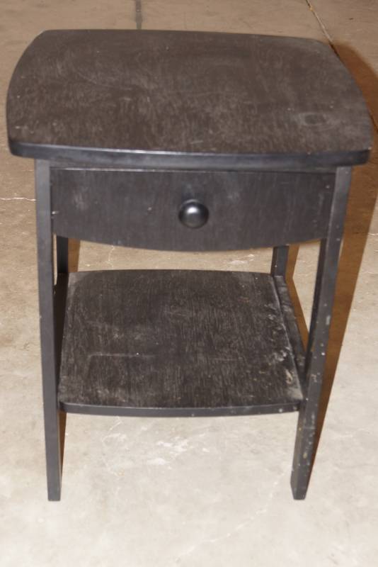 lot 487 image: End Table or Nightstand