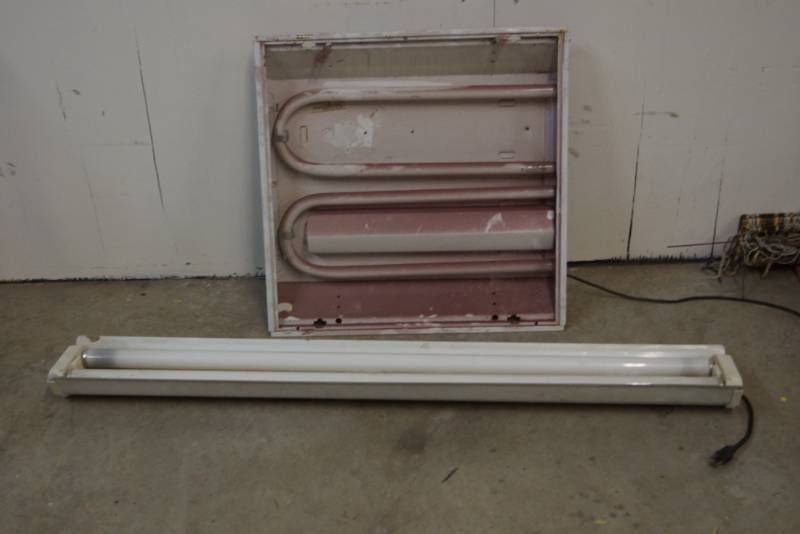 lot 501 image: 2 Shop Lights