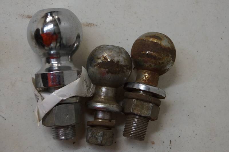 lot 621 image: Lot of 3 Trailer Hitch Balls
