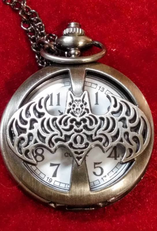 lot 639 image: New  Vintage Looking  Batman Quartz Pocket Watch with 32 Chain
