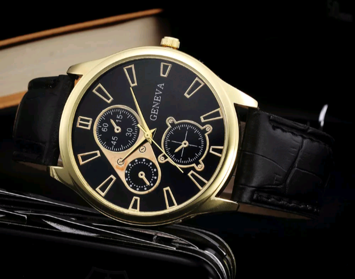 lot 640 image: NEW Retro Design  Leather Band  Analog Quartz Wrist Watch