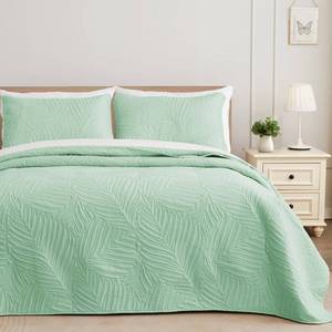 lot 1325 image: Exclusivo Mezcla California King Quilt Bedding Set, Lightweight Sage Green Quilts Cal Oversized King Size for All Seasons, Soft Microfiber Bedspreads Coverlets with Leaf Pattern, 3 Piece