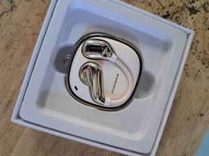 lot 4506 image: Monster iSport Wireless Bluetooth Headphones White
