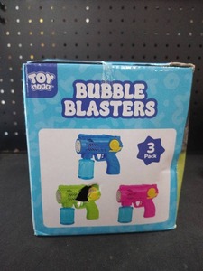 lot 5044 image: Toy Cube Bubble Blasters 3 Pack with Leak Proof Seal