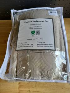 lot 19979 image: Bedspread Set Light Taupe Queen 108x104 20x26 2 Pieces