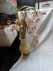 lot 26088 image: Beautiful Class Vase w Fake Flowers