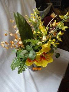 lot 26092 image: Vintage Vase w Fake Flowers