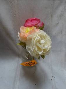 lot 26102 image: Class Vase w Fake Flowers