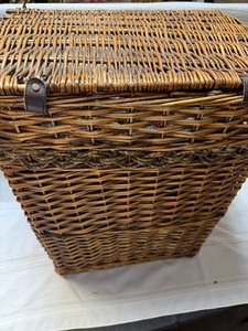 lot 25933 image: Whickered Basket w Misc. Clothes