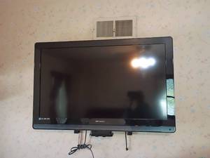 lot 905 image: 40in Emerson Television with Remote.   Located upstairs