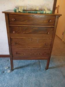 lot 906 image: Vintage Wooden Chest of Drawers with Mirror.  Mirror isnt attached.   4 Drawers.  44 x 33 x 20.  Located upstairs