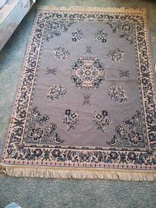 lot 913 image: Area Rug.  Approximately 6ft x 4ft.   Located upstairs
