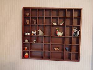 lot 914 image: Painters Tray with Miniatures.  16 x 18.   Located upstairs