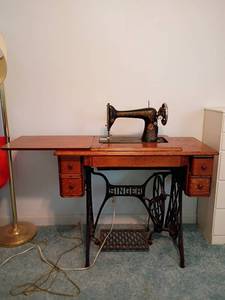 lot 931 image: Vintage Singer Sewing Machine.   Built in Cabinet with 4 Drawers.    Open 39 x 48 x 17.5.  Closed 30 x 36 x 17.5