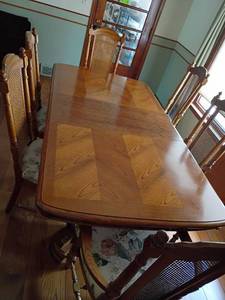 lot 933 image: Dining Room Table with 2 Leaves and 6 Chairs, 2 are Captain Chairs.  With pad.   30 x 82 x 44.5.  Plus extra 18 for leaf.