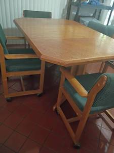 lot 947 image: Oak Kitchen Table.  Has 1 leaf and 4 chairs, chairs have wheels.  30 x 60 x 41 measures with leaf.