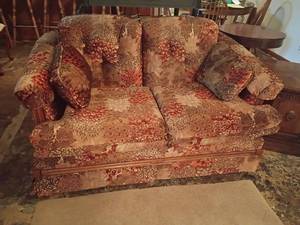lot 986 image: Retro 70s Kroehler Love Seat.  33 x 56 x 23.   Located in basement