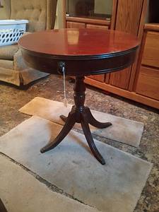 lot 989 image: Vintage Round Table with Drawer.  Matches lot 987.  27 x 24.   Located in basement