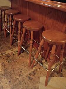 lot 992 image: 5 Barstools.   29 x 12.  Located in basement