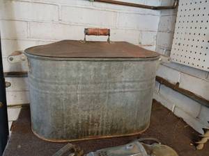 lot 1033 image: Galvanized Bucket with Lid.   Couldnt get the lid off. 19 x 27 x 13