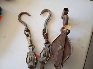 lot 1040 image: Vintage Pulleys.  Number 3s and a Number 6