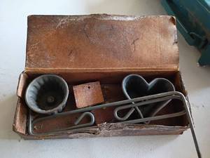 lot 1048 image: Vintage Griswold Rosette Molds