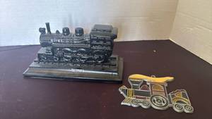 lot 1117 image: Cast Metal Locomotive Figurine with Decorative Train Engine Ornament