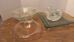 lot 1210 image: Glassware Lot 4 Pieces Decorative Bowls and Swan Dish